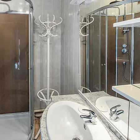 1 Bedroom Awesome In Apartman *